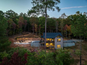 The Llaguna Lodge - New Cabin, Sleeps 10, Fire Pit, Hot Tub, in Blue Ridge , GA